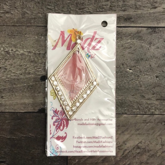 Woman’s Accessory - Picture 5 of 7